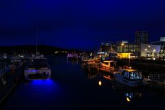 Am Hafen in Bodø bei Nacht