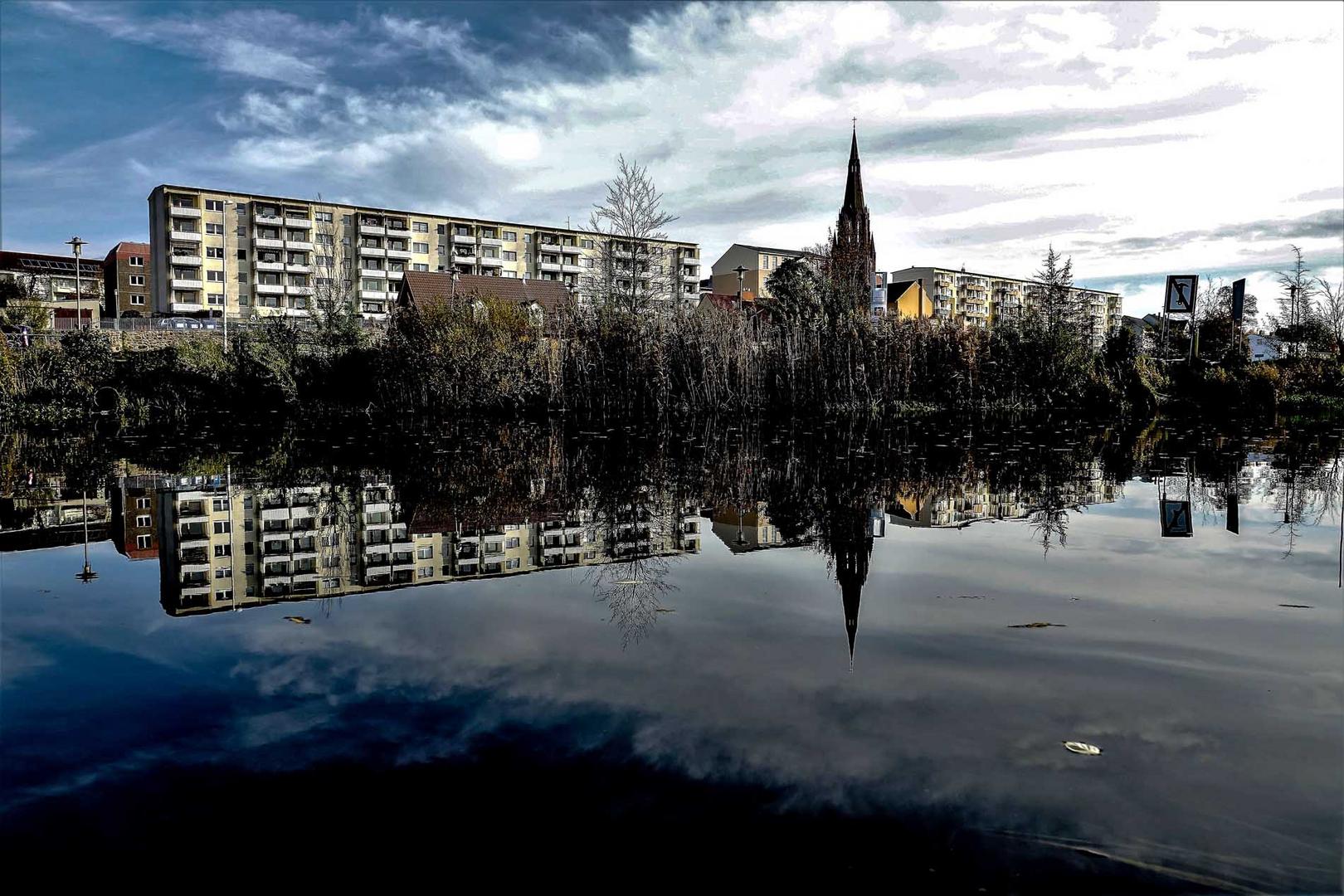 Am Hafen mit Blick zur Stadt