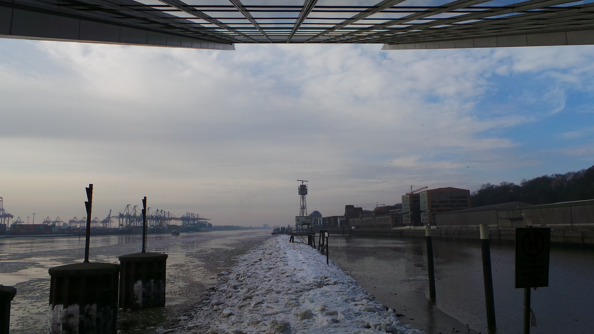 Am Hafen unter den Docklands