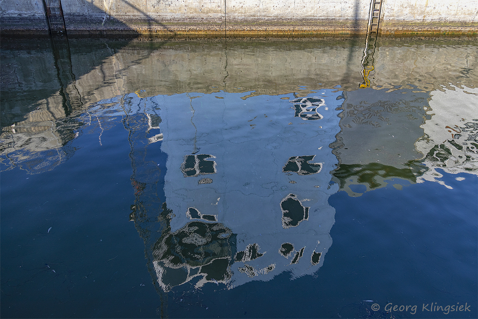 Am Hafen von Hvide Sande stehen auch Häuser … 