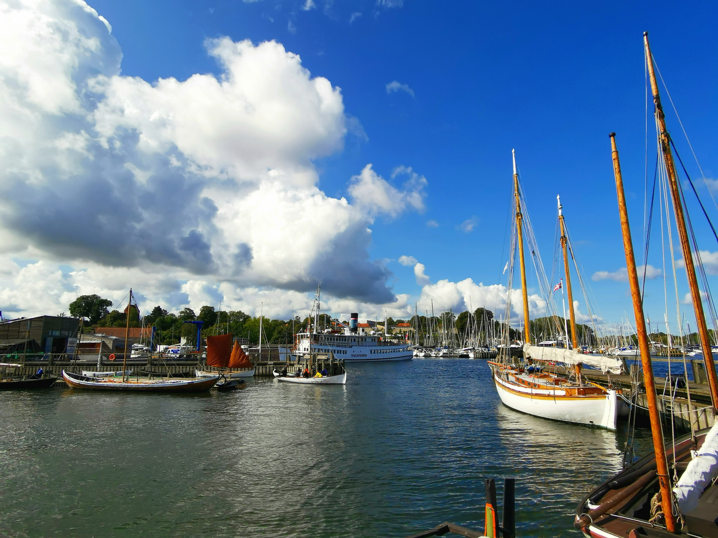 Am Hafen von Roskilde 