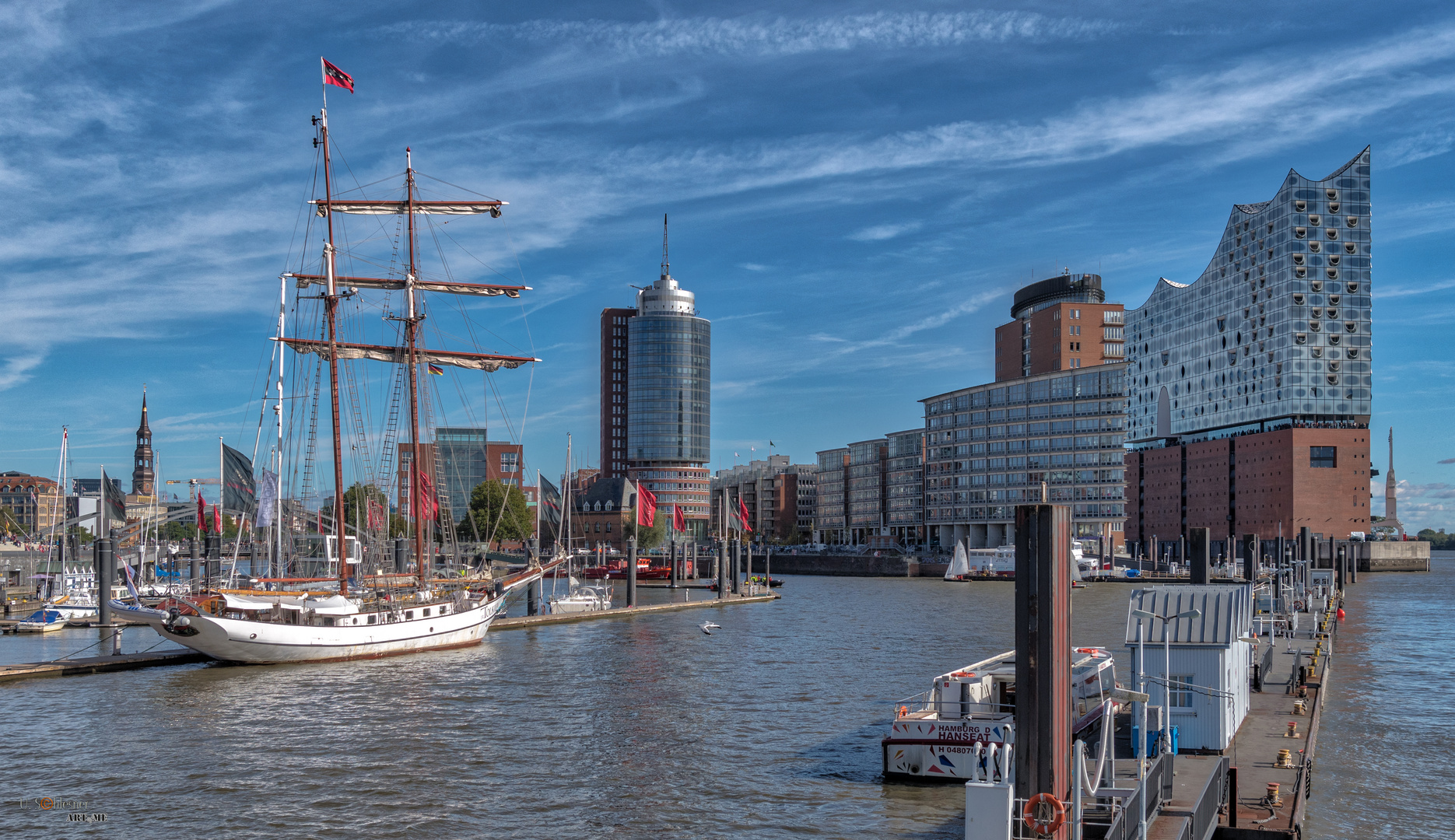 Hamburger Hafen Bild: Capturing the Essence of a Maritime Gateway