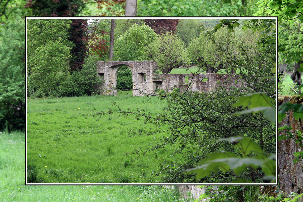 Am Haus Marck eine Wiese mit Mauer