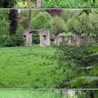 Am Haus Marck eine Wiese mit Mauer