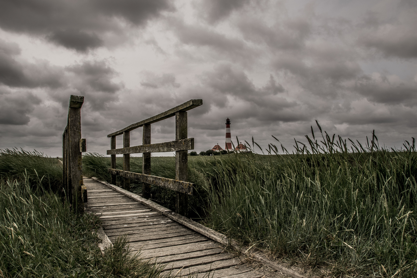 Am Himmel dunkle Wolken ziehen