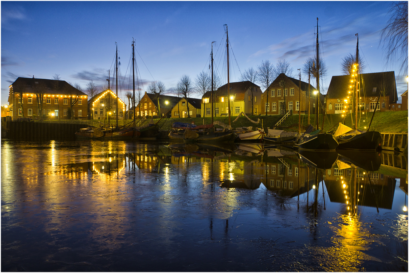 Am historischen Hafen in Carolinensiel