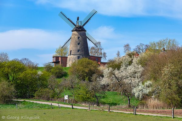 Am hohen Weserufer in Petershagen steht die Pottmühle 