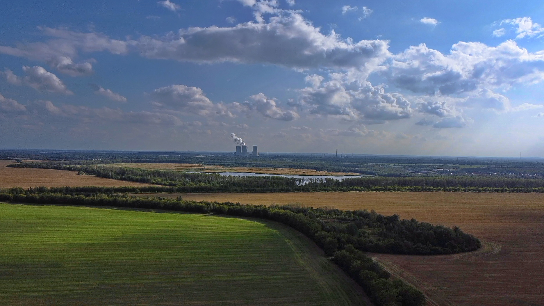 Am Horiziont das Kraftwerk Lippendorf