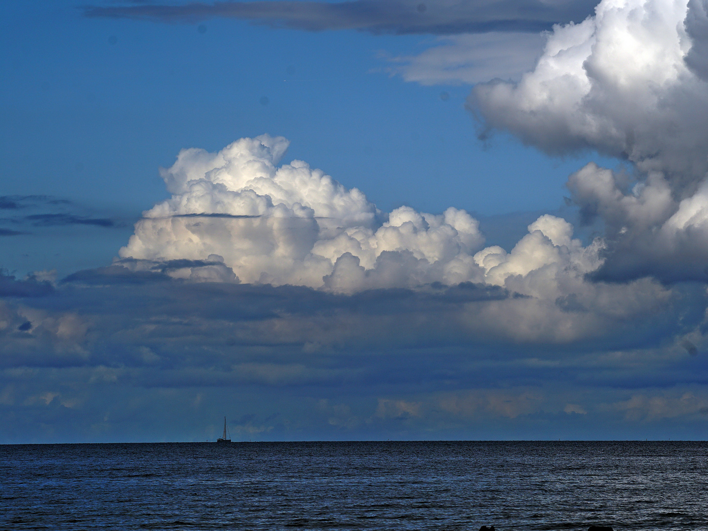 Am Horizont ein Segelboot