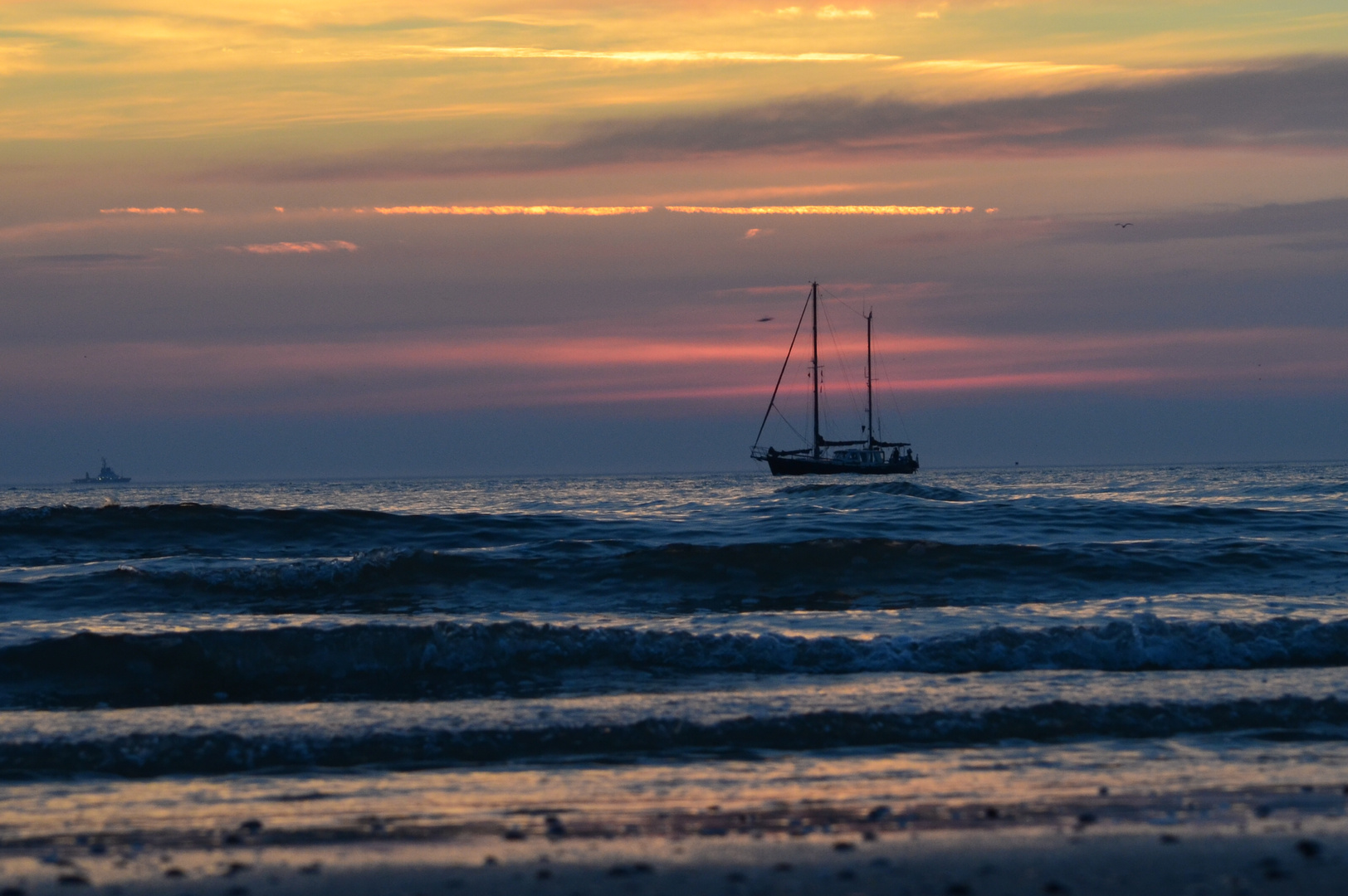 Am Horizont im Sonnenuntergang segeln