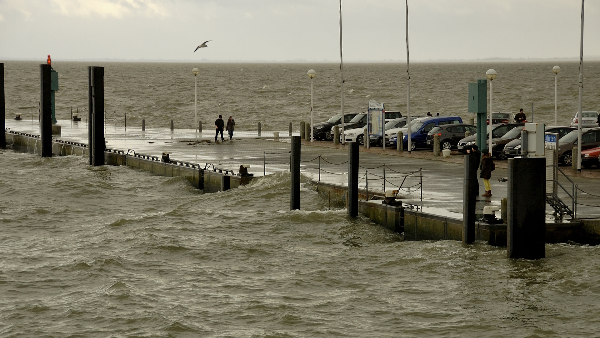 Am Jade-Außenhafen in WHV schlugen Ende 2012 bei Schietwetter die Wogen über den Anleger.