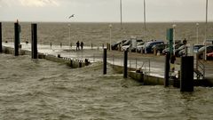 Am Jade-Außenhafen in WHV schlugen Ende 2012 bei Schietwetter die Wogen über den Anleger.