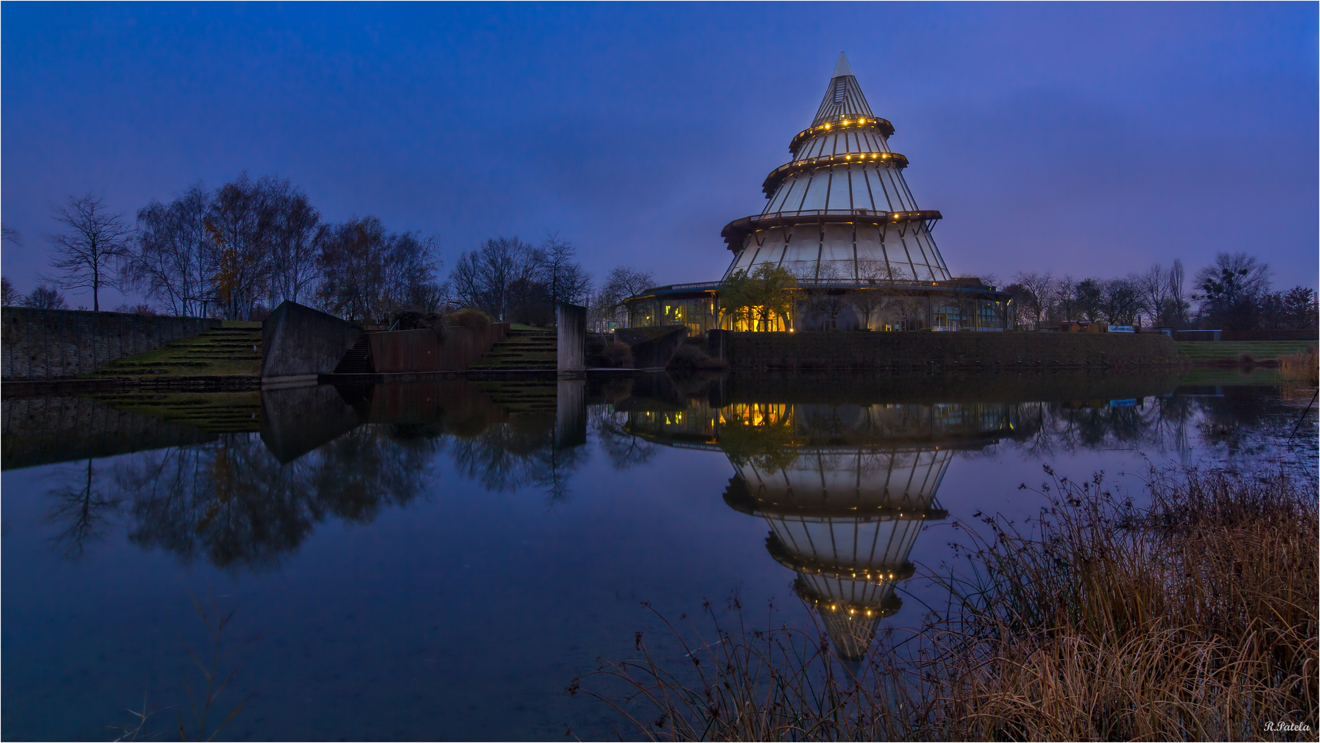 Am Jahrtausendturm in Magdeburg