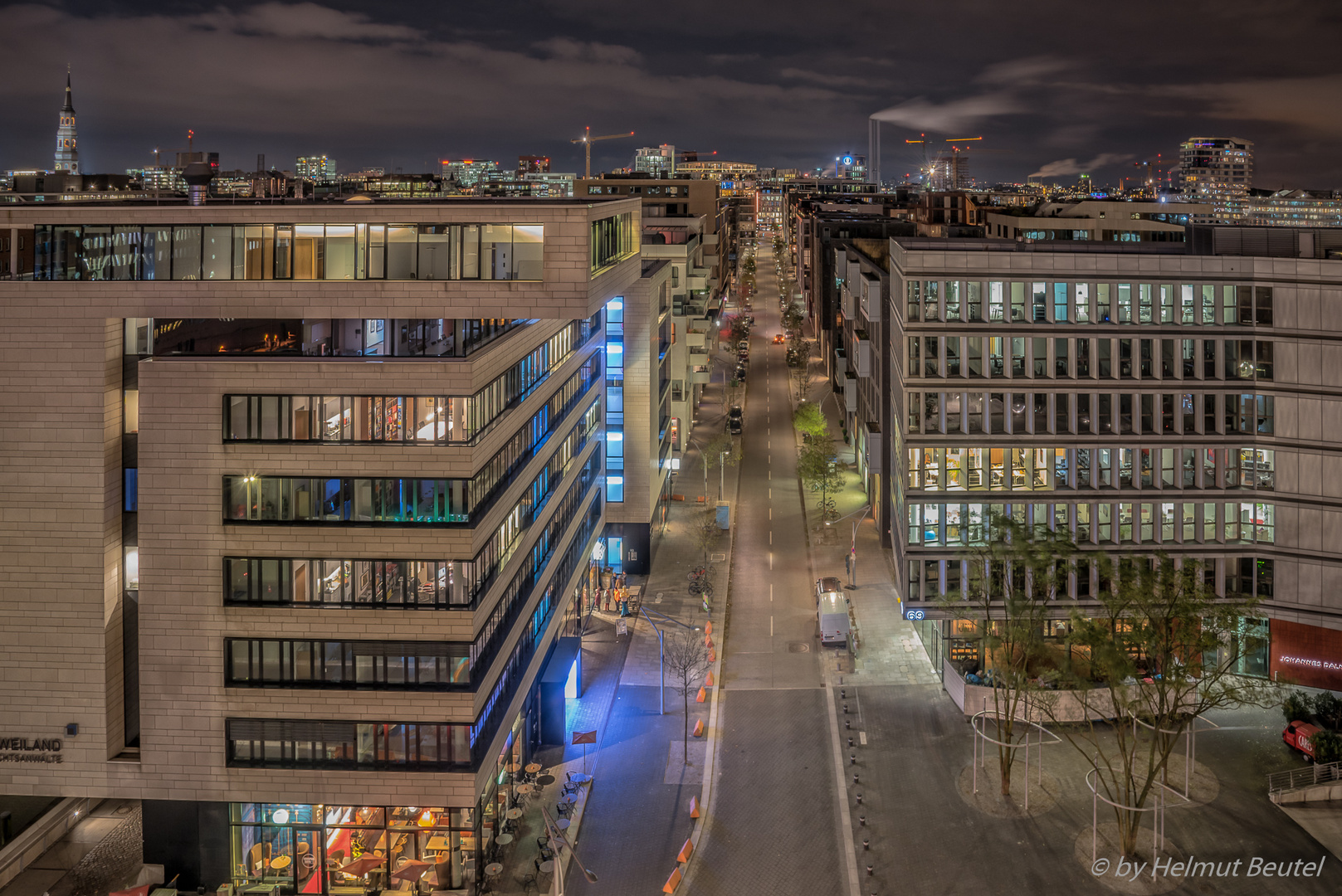 Am Kaiserkai - Blick von der Elbphilharmonie Plaza