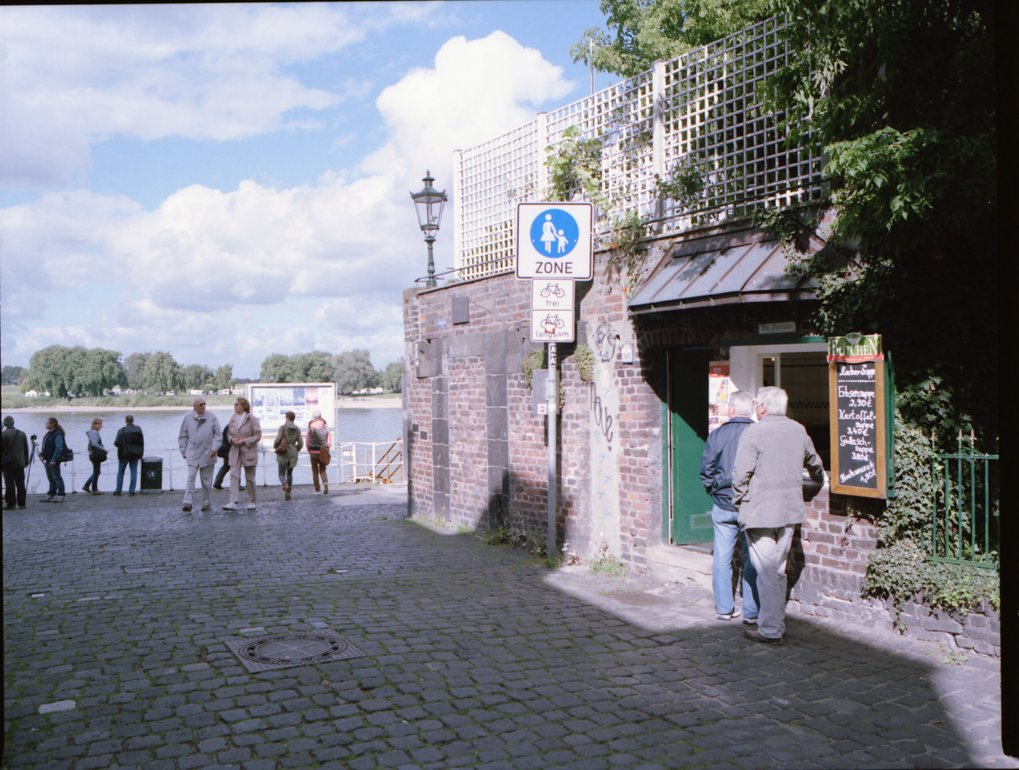 Am Kaiserswerther Büdchen mit den Rollfilmern am schönsten Fluss der Welt