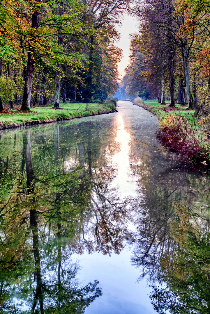 Am Kanal durch den Park