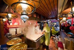 Am Kartoffelpuffer/Reibekuchen Stand / Weihnachtsmarkt Mainz