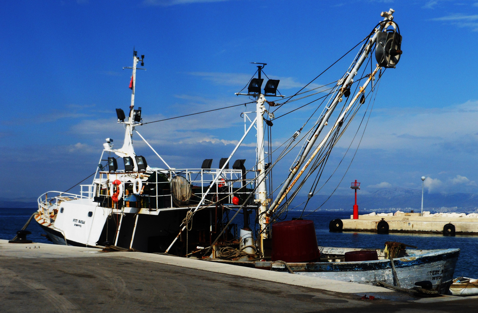 am kleinen Hafen der Insel