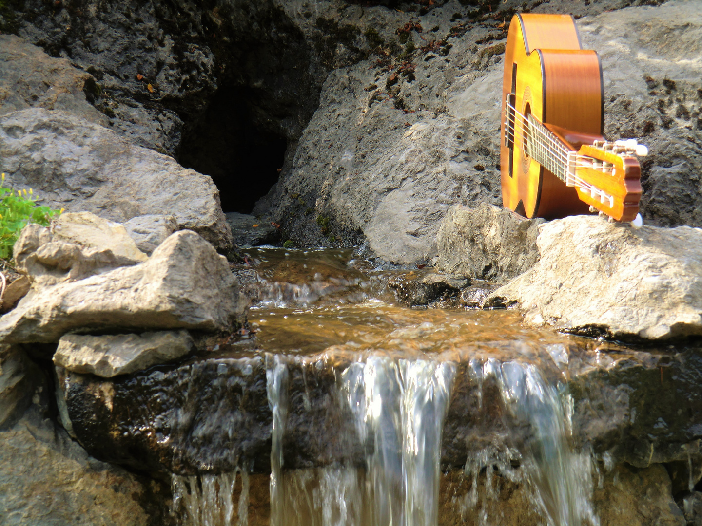 Am kleinen Wasserfall