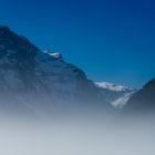 am Klöntalersee - die Berge erheben sich aus dem Nebel