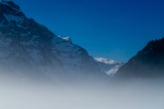 am Klöntalersee - die Berge erheben sich aus dem Nebel