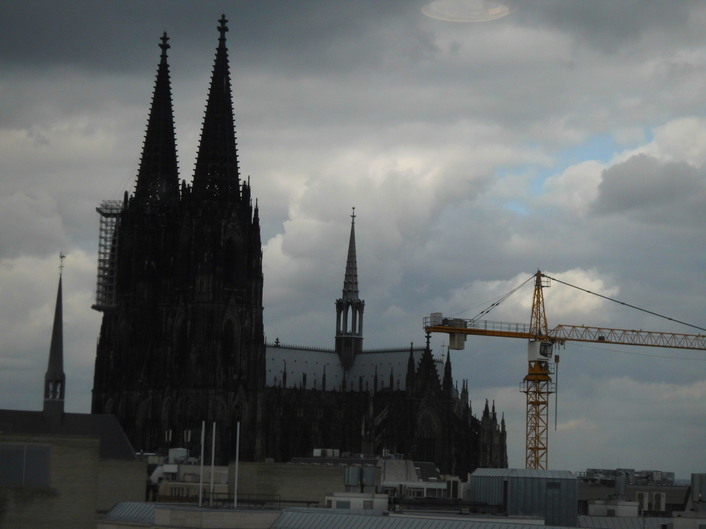 Am Kölner Dom wird immer gebaut,...aus Sicht über den Dächern der Stadt