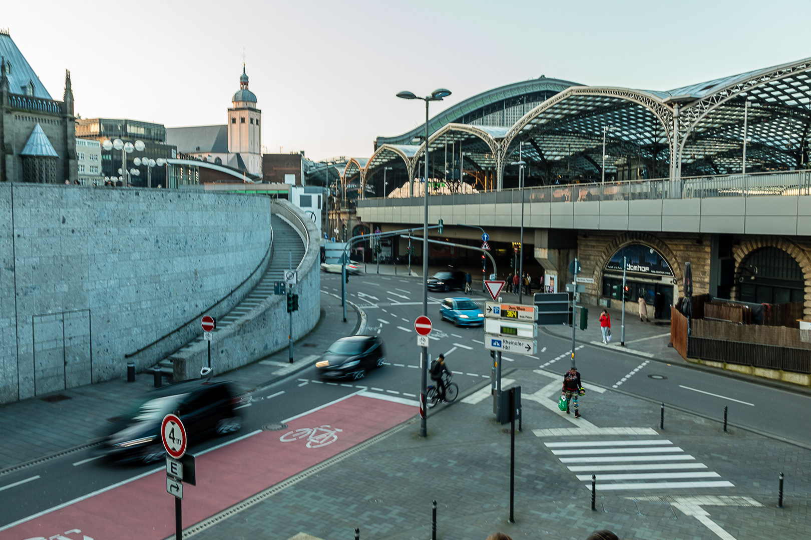 Am Kölner Hauptbahnhof