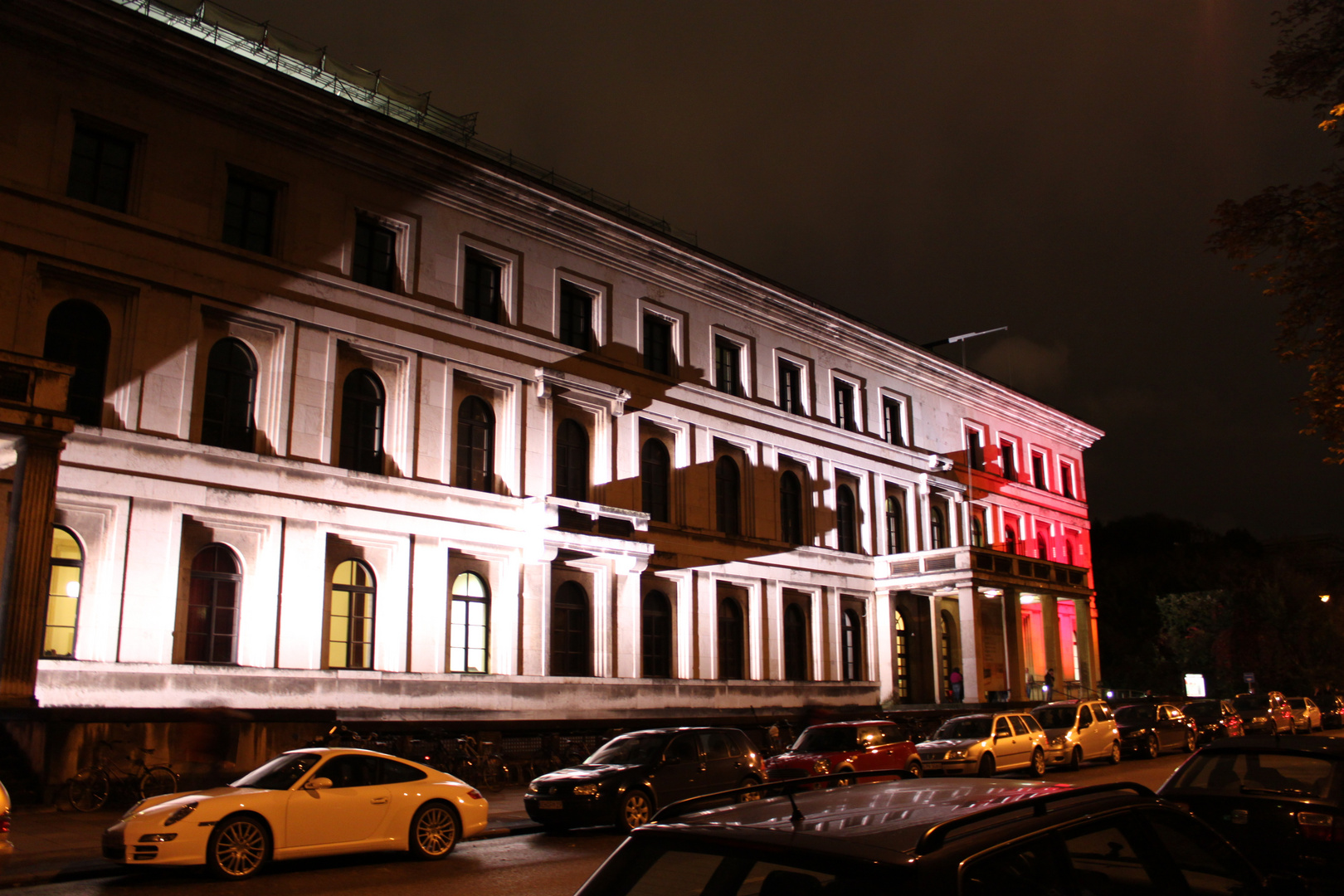 Am Königsplatz/Muc bei Nacht