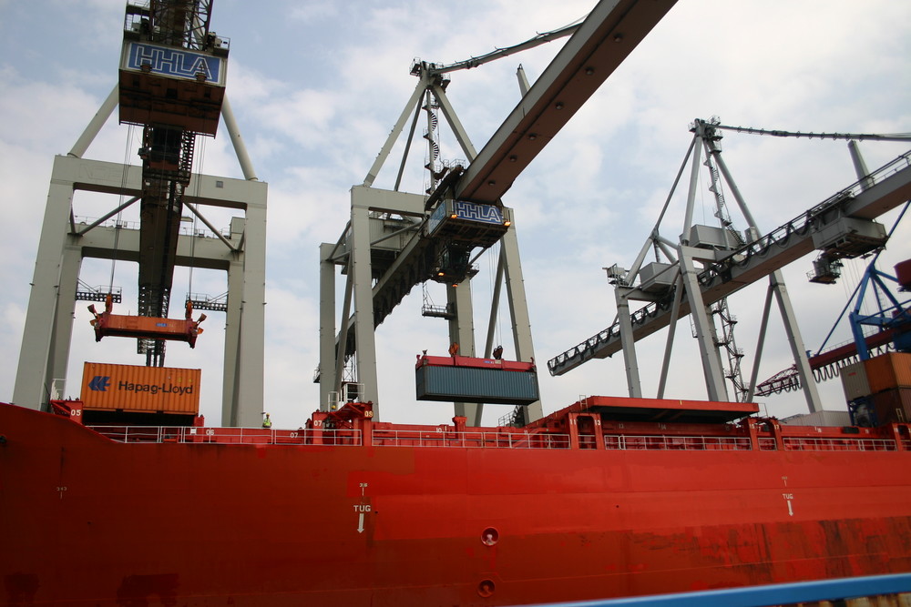 Am Kontainerteminal im Hafen Hamburg