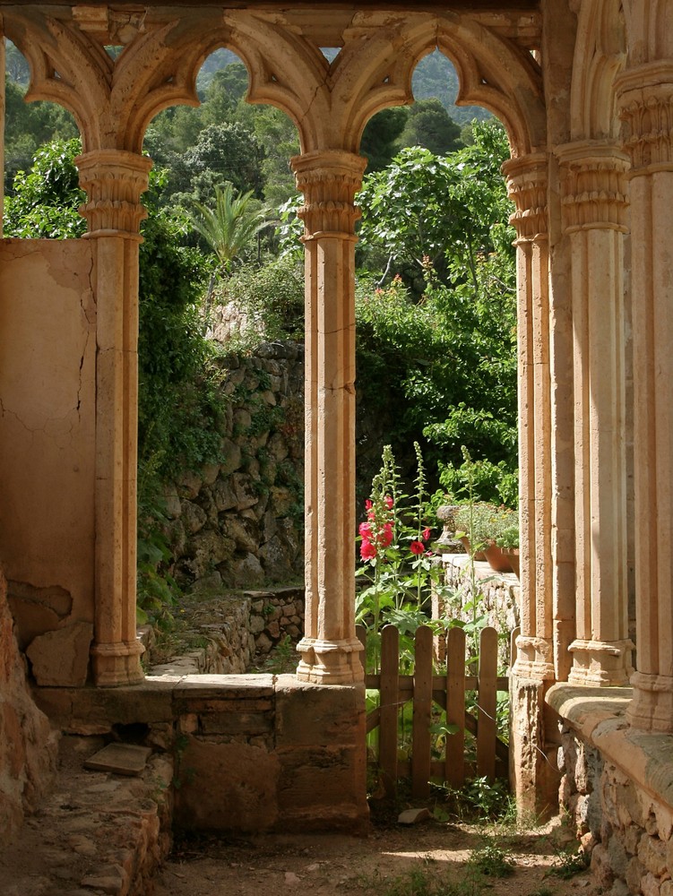 Am Kreuzgang des Miramar Klosters bei Valldemossa, Mallorca