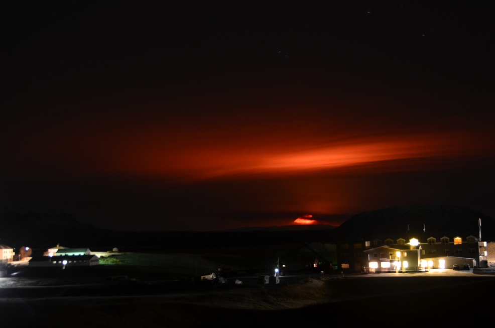 Am Lake Mývatn erleuchtet der Ausbruch des Holuhraun die Wolken