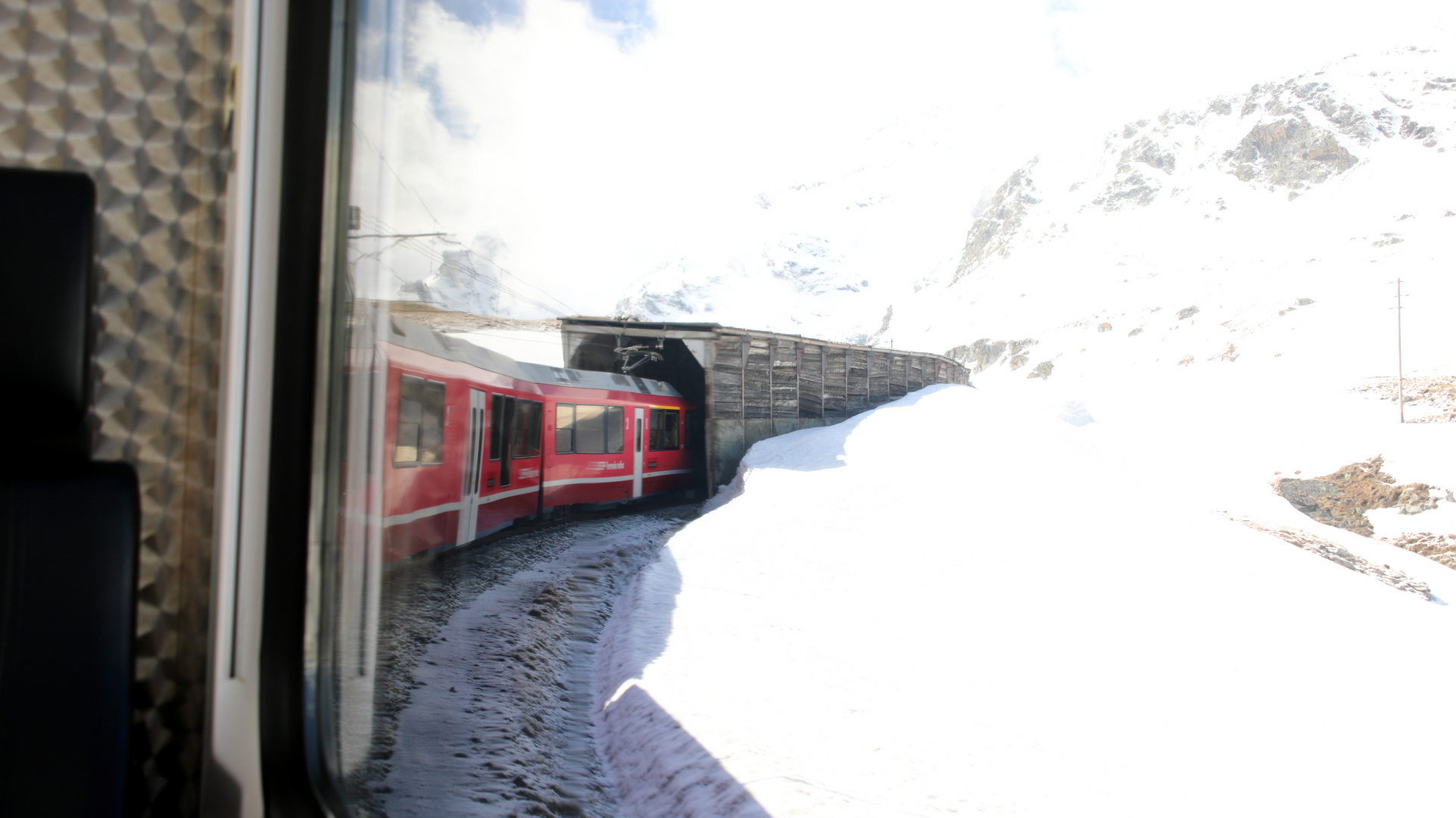 Am Lej Pitschen fahren wir in einen Lawinenschutztunnel