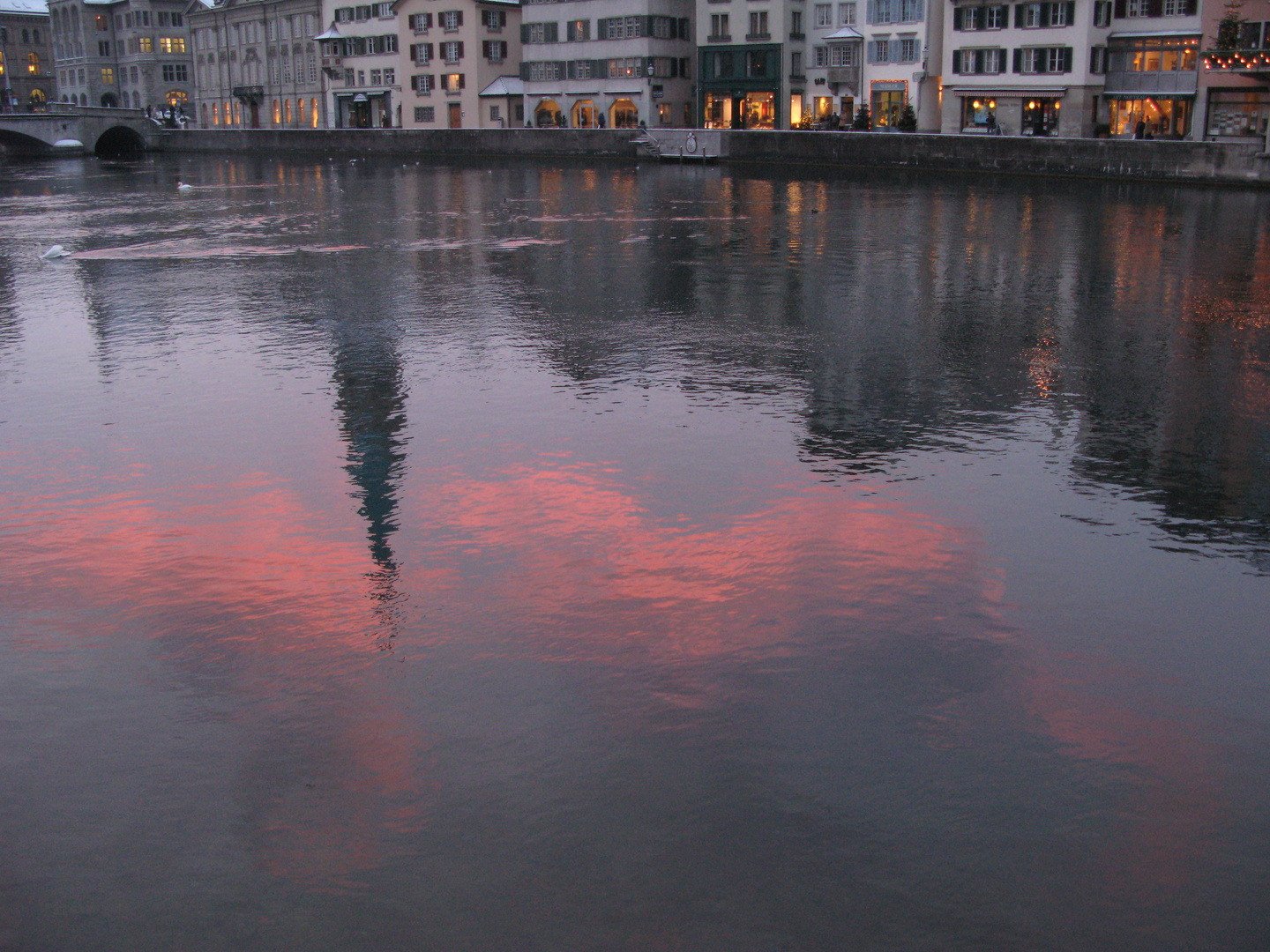 Am Limmat Quai in Zürich, es wird Abend