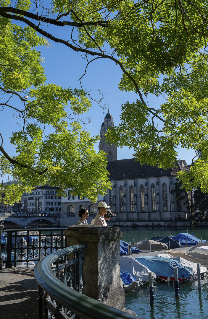 Am Limmatquai Blick zum Großmünster Zürich