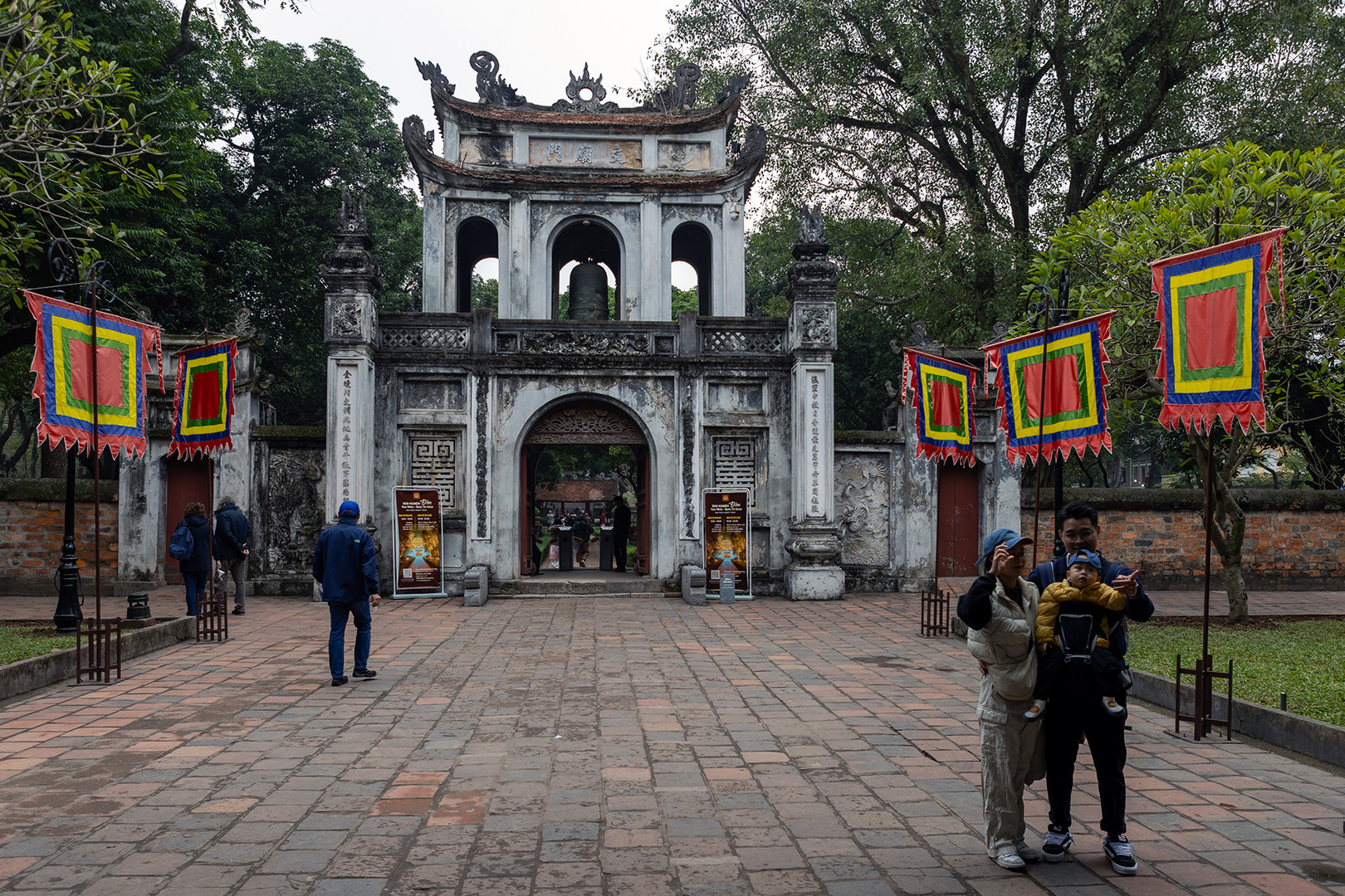 am Literaturtempel in Hanoi