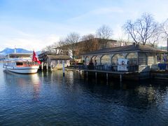 Am luzerner Schiffshafen ...