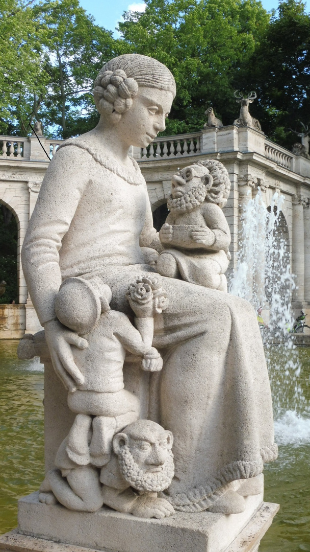 am Märchenbrunnen- Dtail einer Brunnenfigur