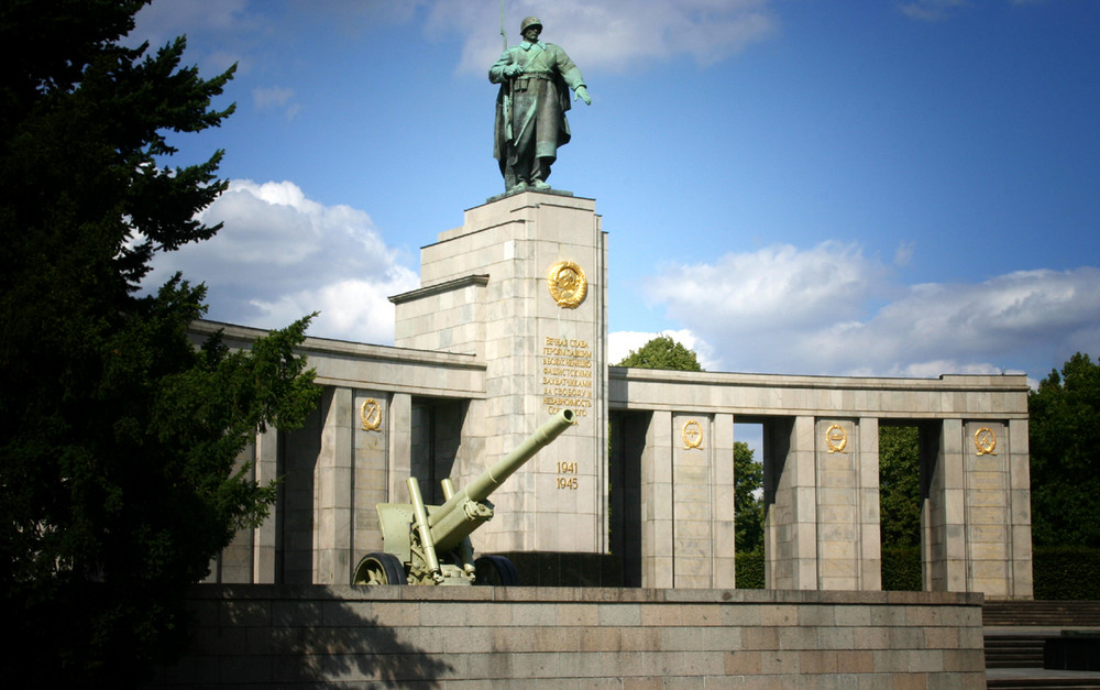 am Mahnmal der gefallenen russischen Soldaten