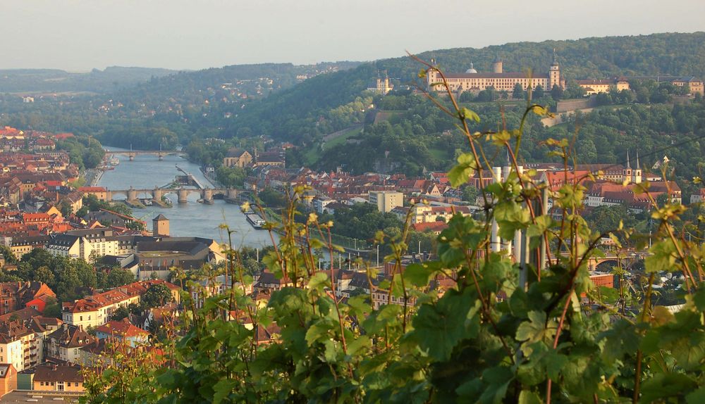 Am Main gelegen - Kampf erprobt - Kirchentreu - Weinselig