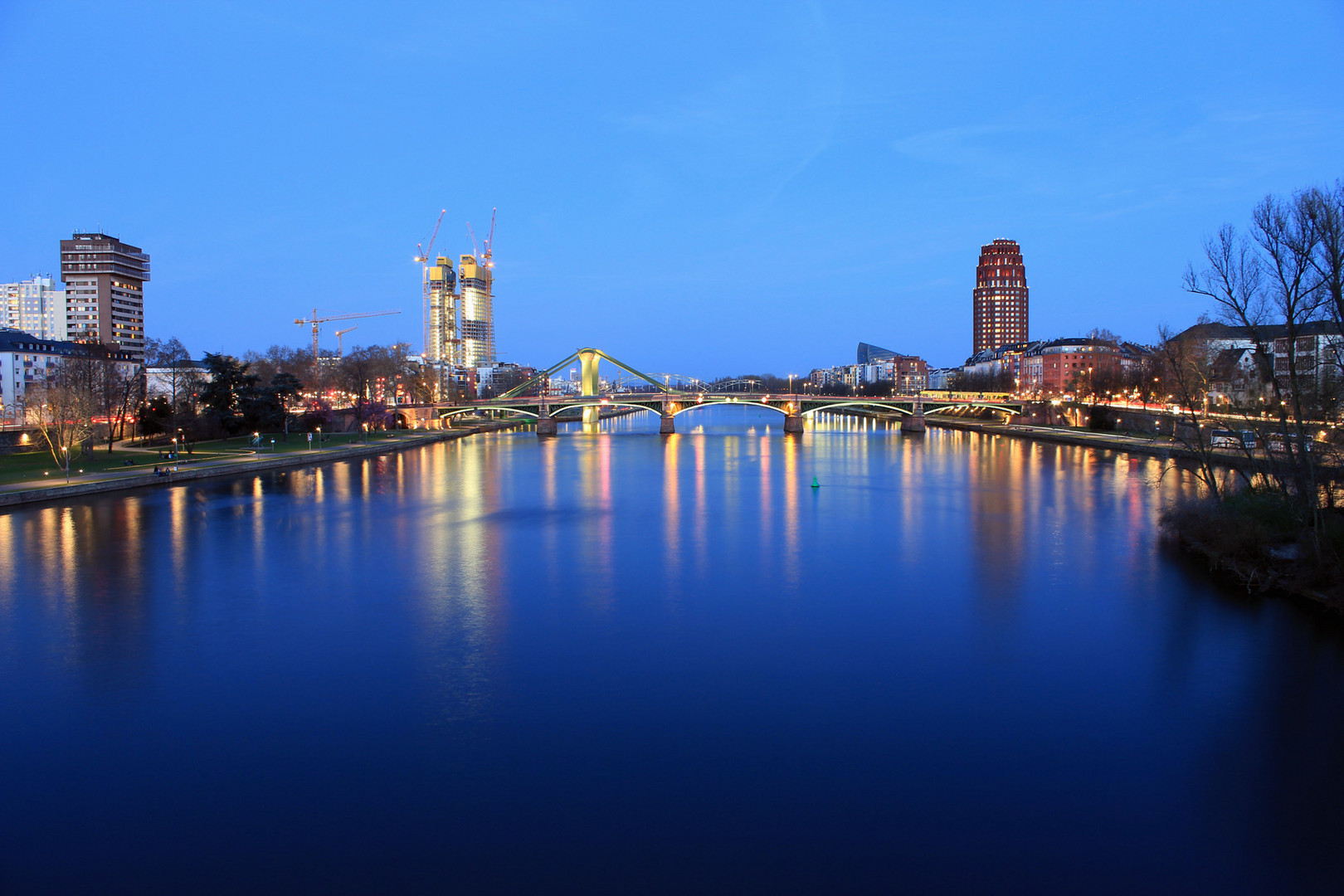 Am Mainufer der Skyline mal den Rücken zugedreht