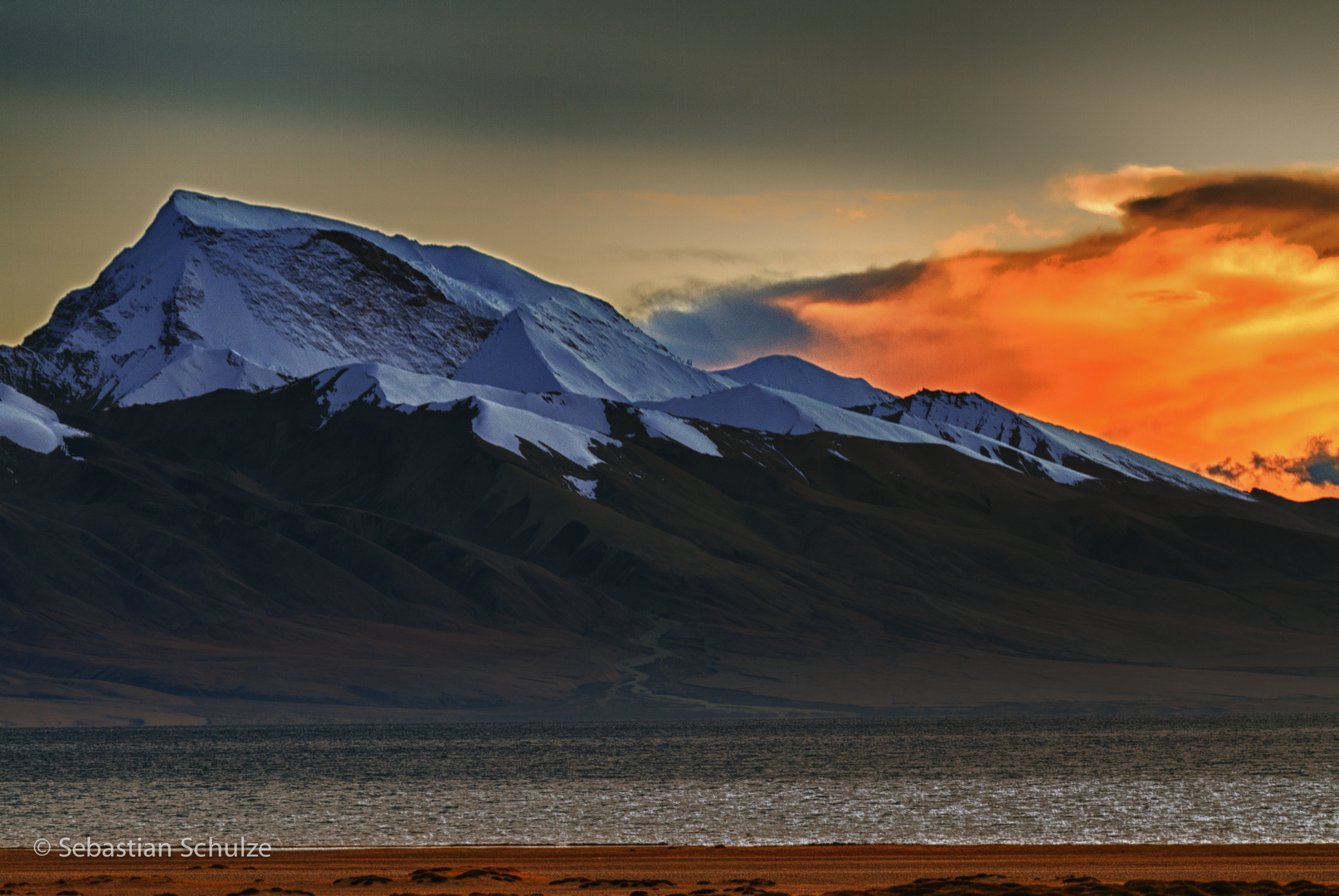 am Manasarovar (im Hintergrund mit dem Gurla Mandhatha) bei Sonnenuntergang