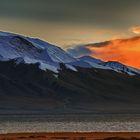 am Manasarovar (im Hintergrund mit dem Gurla Mandhatha) bei Sonnenuntergang