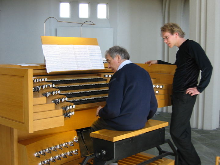 Am Manual der Orgel der Hallgrims