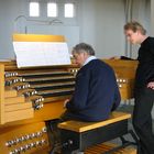 Am Manual der Orgel der Hallgrims