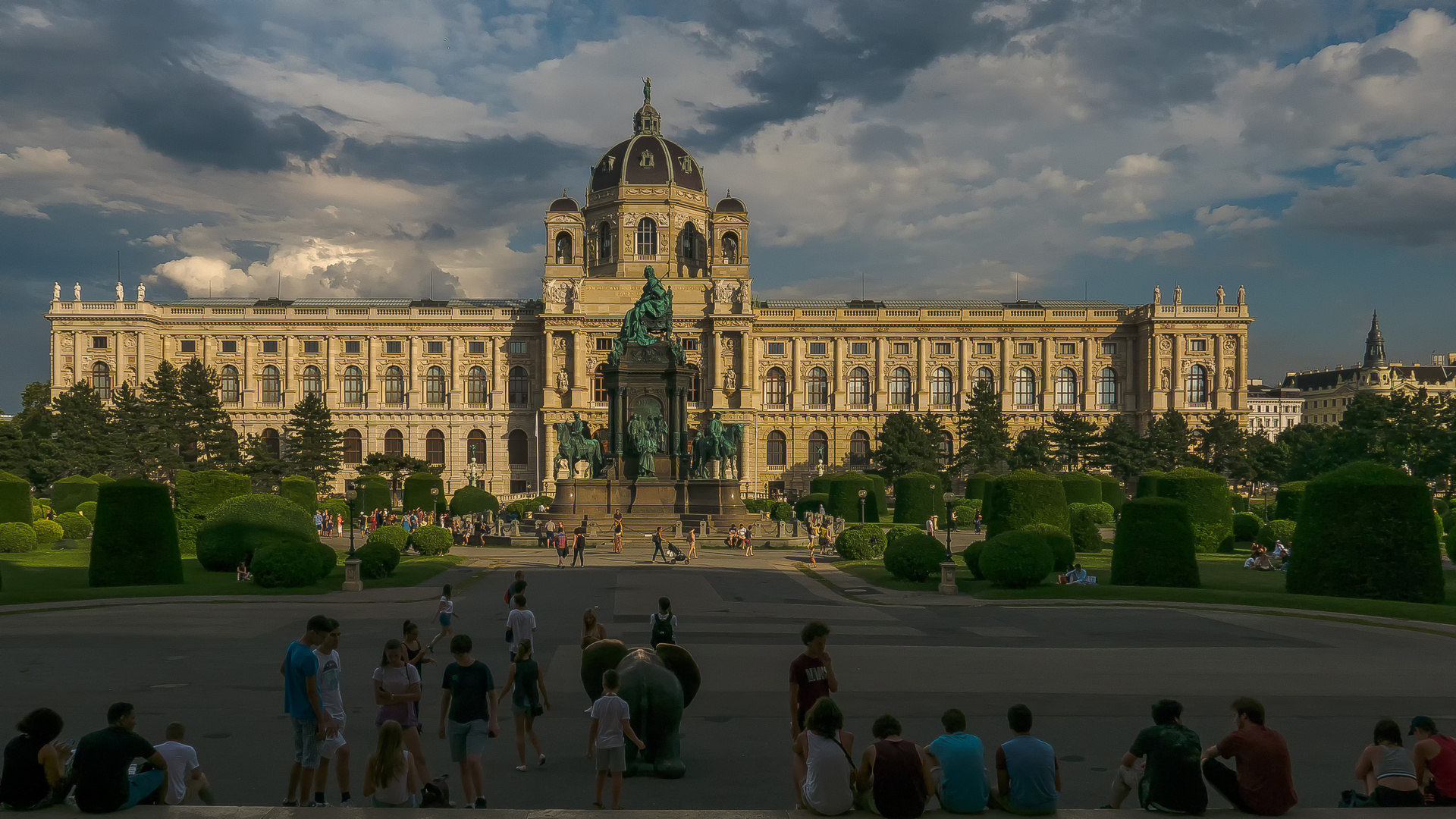 Am Maria-Theresien-Platz (2)