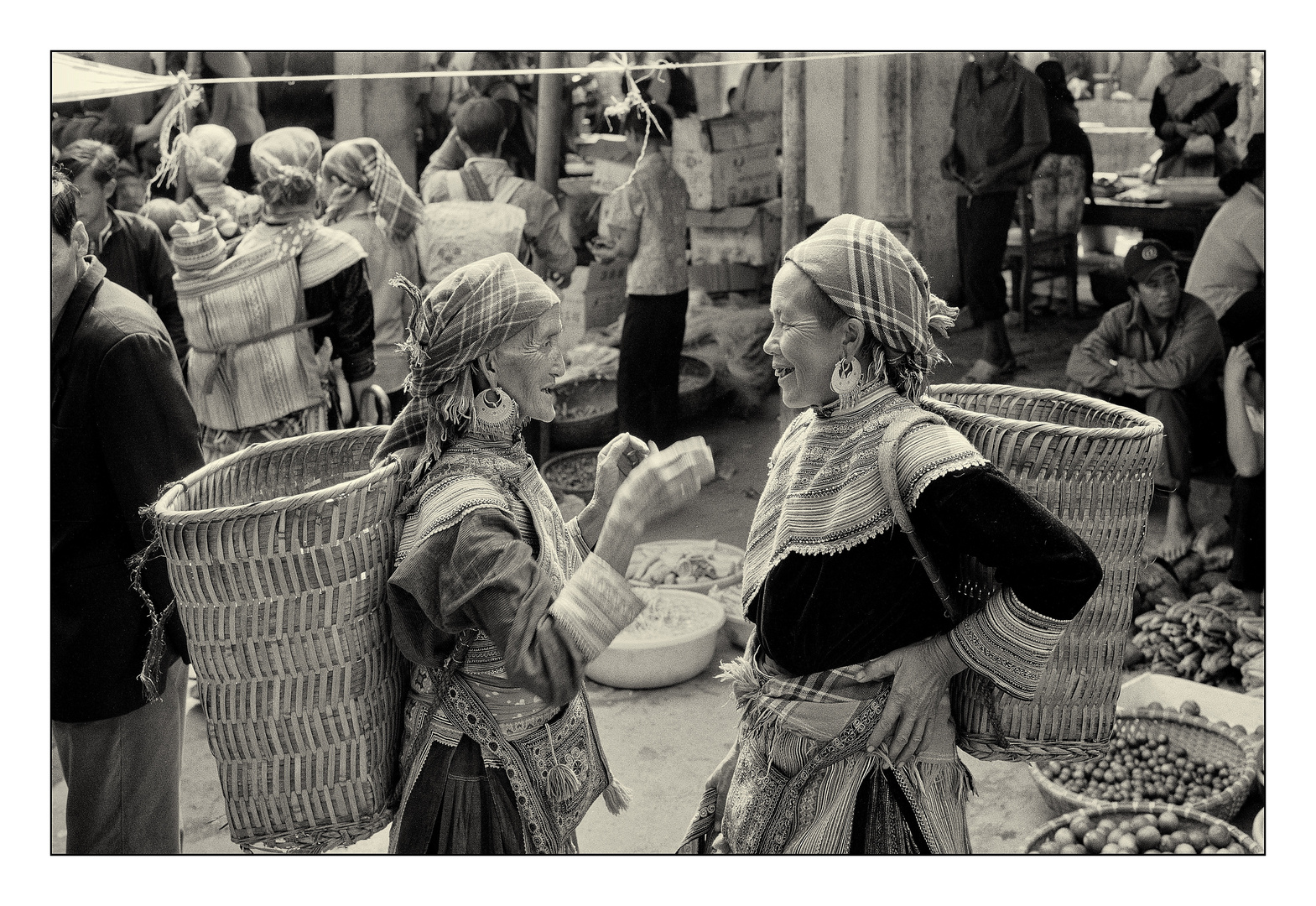 Am Markt von Bac Ha, Tratsch