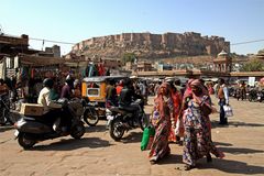 am Markt von Jodhpur mit Blick zum Mehran&#8209;Garh&#8209;Fort