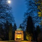 Am Mausoleum ...