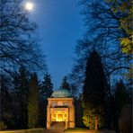 Am Mausoleum ...