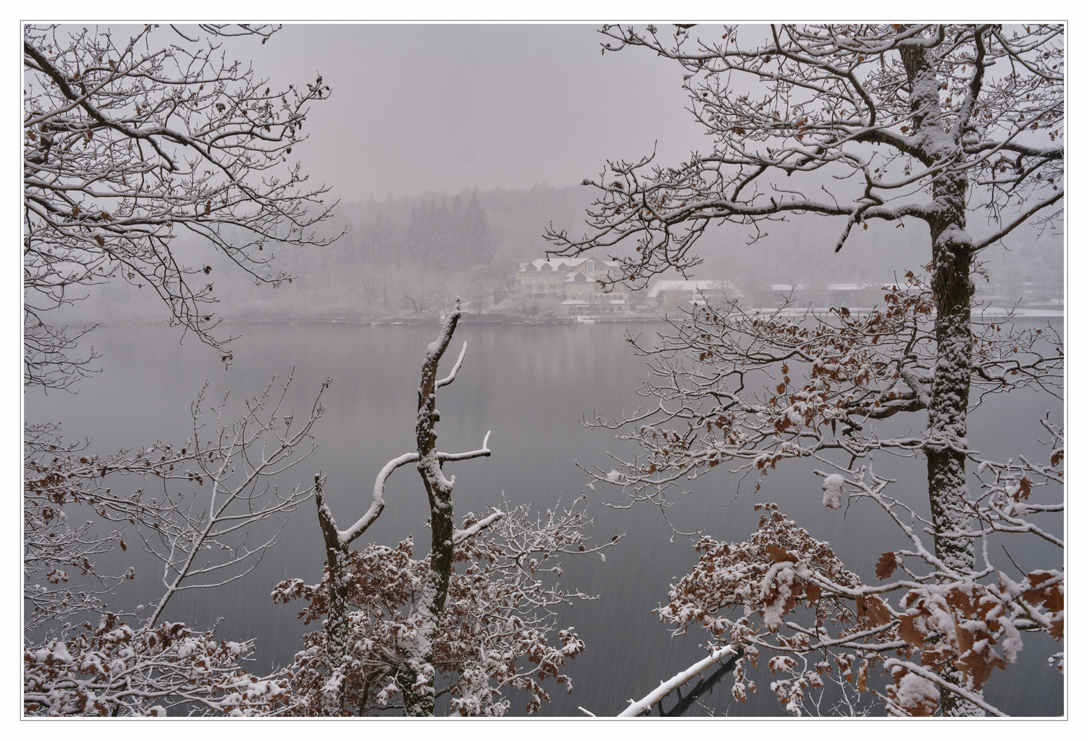 Am Montiggler See bei Schnee Regen